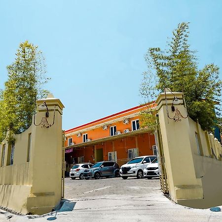 Hotel Oyo 1835 Kostel Wood Semarang Exteriér fotografie